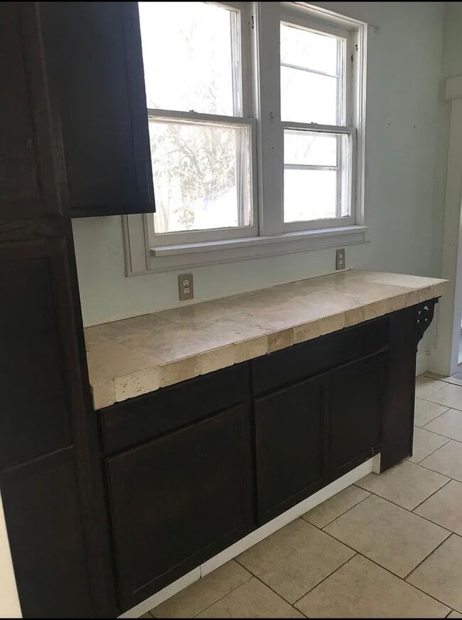 Building Photo - 2 bedroom/1 bathroom