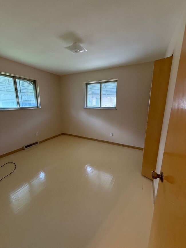 Building Photo - Maple Heights 3 Bed Rach includes water/sewer