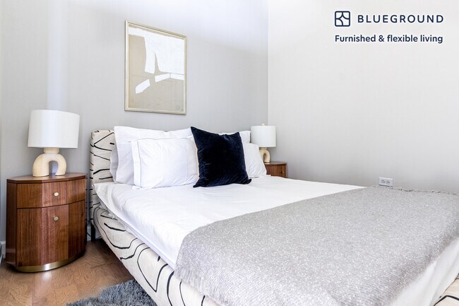 Building Photo - 108 W Chicago Ave