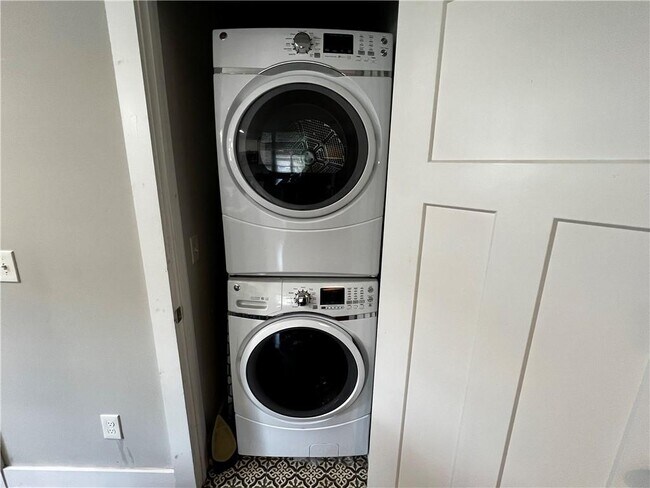 Building Photo - 1611 Wellswood Dr SE