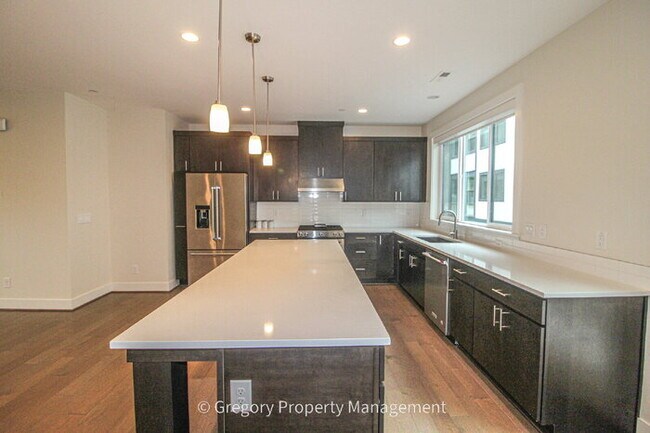 Building Photo - Newer Luxury 4 Bed 3 Bath 2 Car Garage Townhouse in Desirable Downtown Bothell Location. Walk to ...