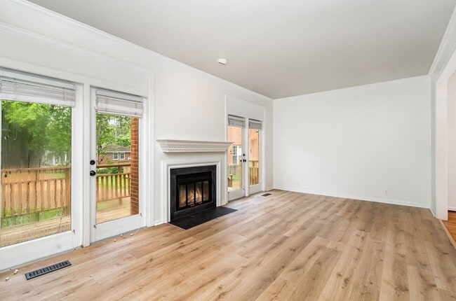 Building Photo - Newly Renovated 2-Bedroom Townhome in the Heart of Green Hills