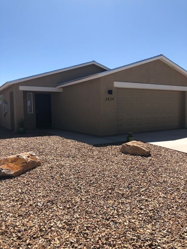 Building Photo - 2389 S Clovis Place-