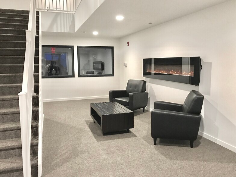 Building Photo - 1333 Holton Dr