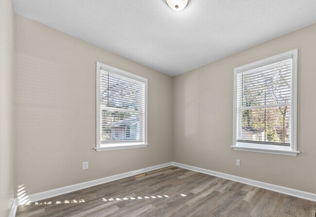 Building Photo - Welcome to this beautiful newly renovated 3-bedroom home!