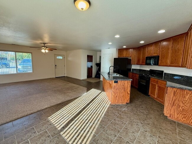 Building Photo - 3 Bedroom 2 Bath House!