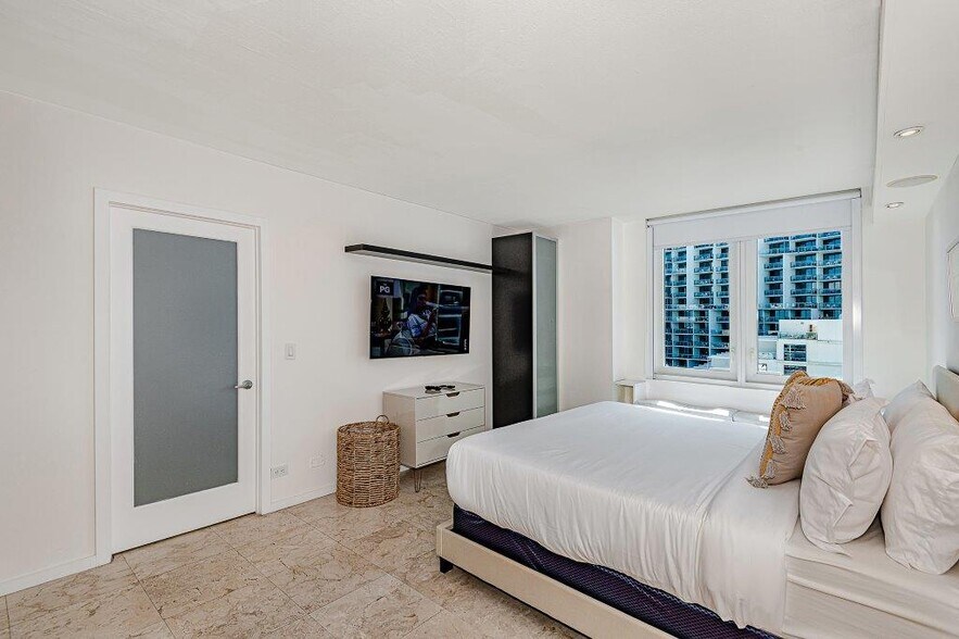 Building Photo - 2301 Collins Ave