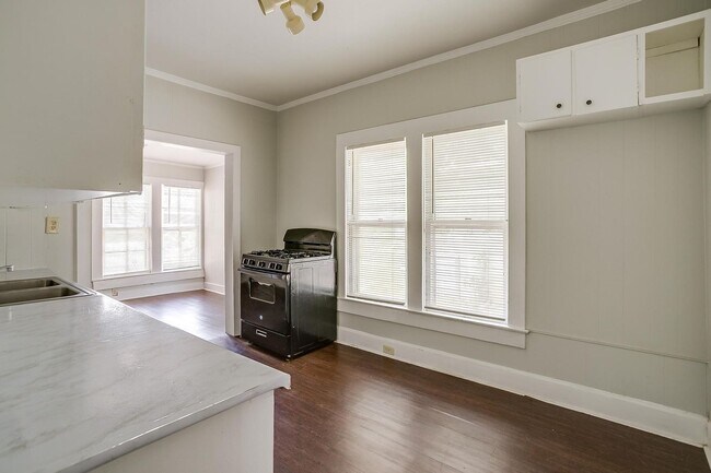 Building Photo - Large 4 Bed, 2 Bath in the heart of Histor...