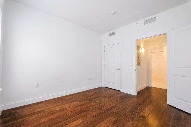 Building Photo - 10 Byron Pl