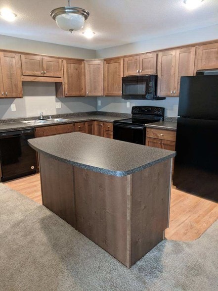 Building Photo - Avon Estates Apartment Homes