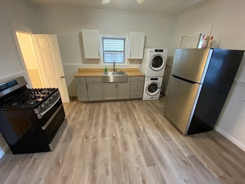 Building Photo - 369 Dorchester St