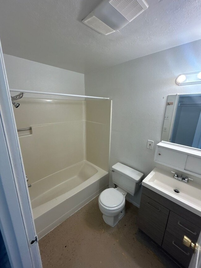 Building Photo - 576 Hill St SE