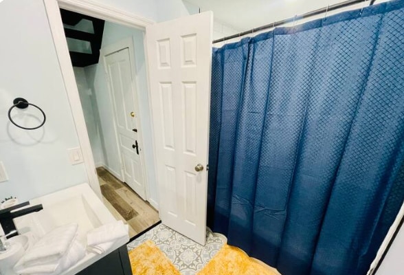 Building Photo - 735 E University Ave