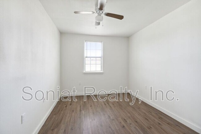 Building Photo - 7760 N Coronet Ct