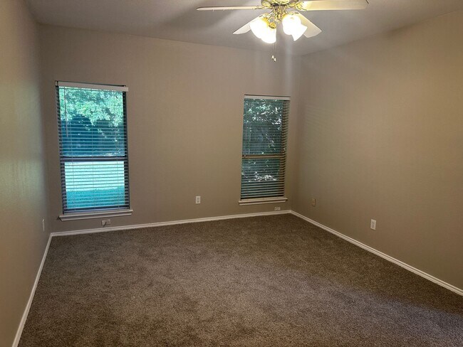 Building Photo - Amazing home in Farmington Estates!