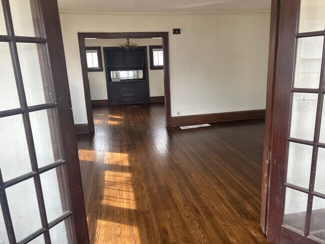 Building Photo - Gorgeous single family home! 4 Bed 2 Bath House Available 10/01/24