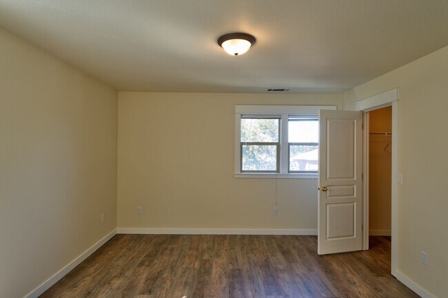 Building Photo - 997