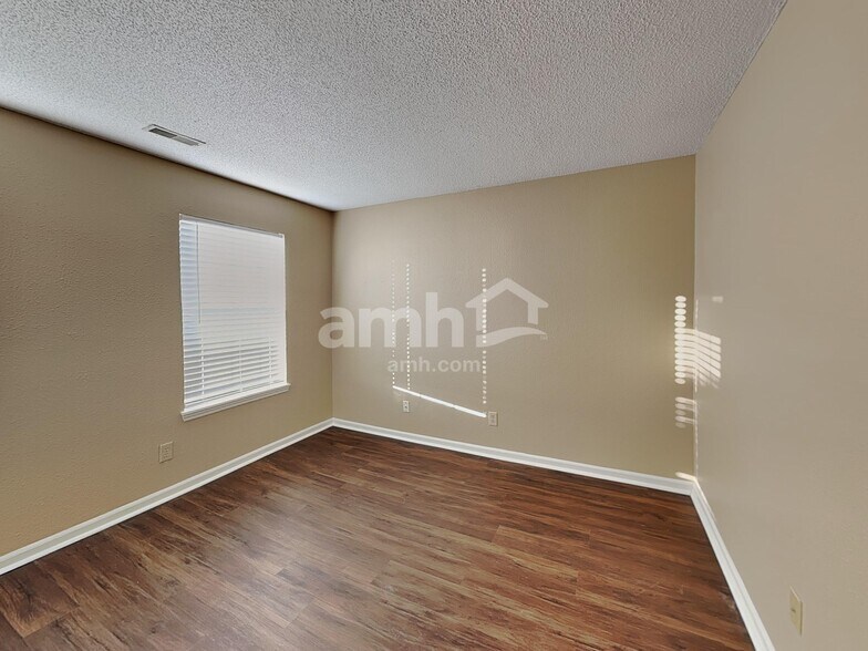 Building Photo - 743 Millbrook Dr