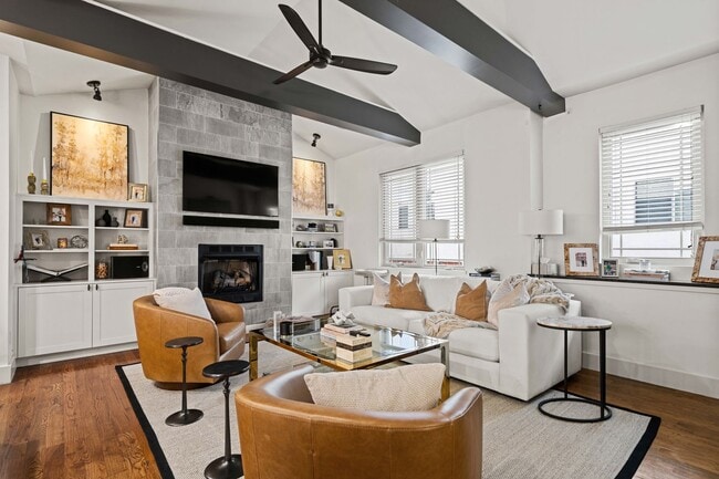 Building Photo - This luxurious townhouse on Cherry St.