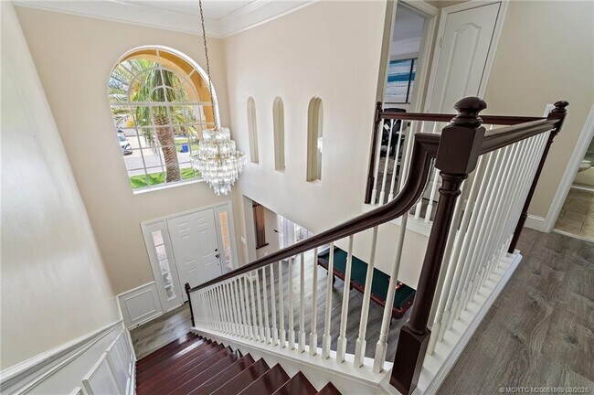 Building Photo - 728 NW Waterlily Pl