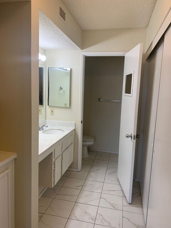 Building Photo - Spacious 2 bedroom, 2 bathroom
