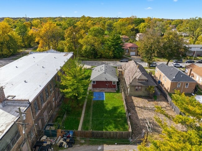 Building Photo - 14921 Lincoln Ave