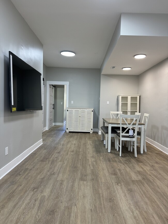 Building Photo - 620 S Oakley Blvd