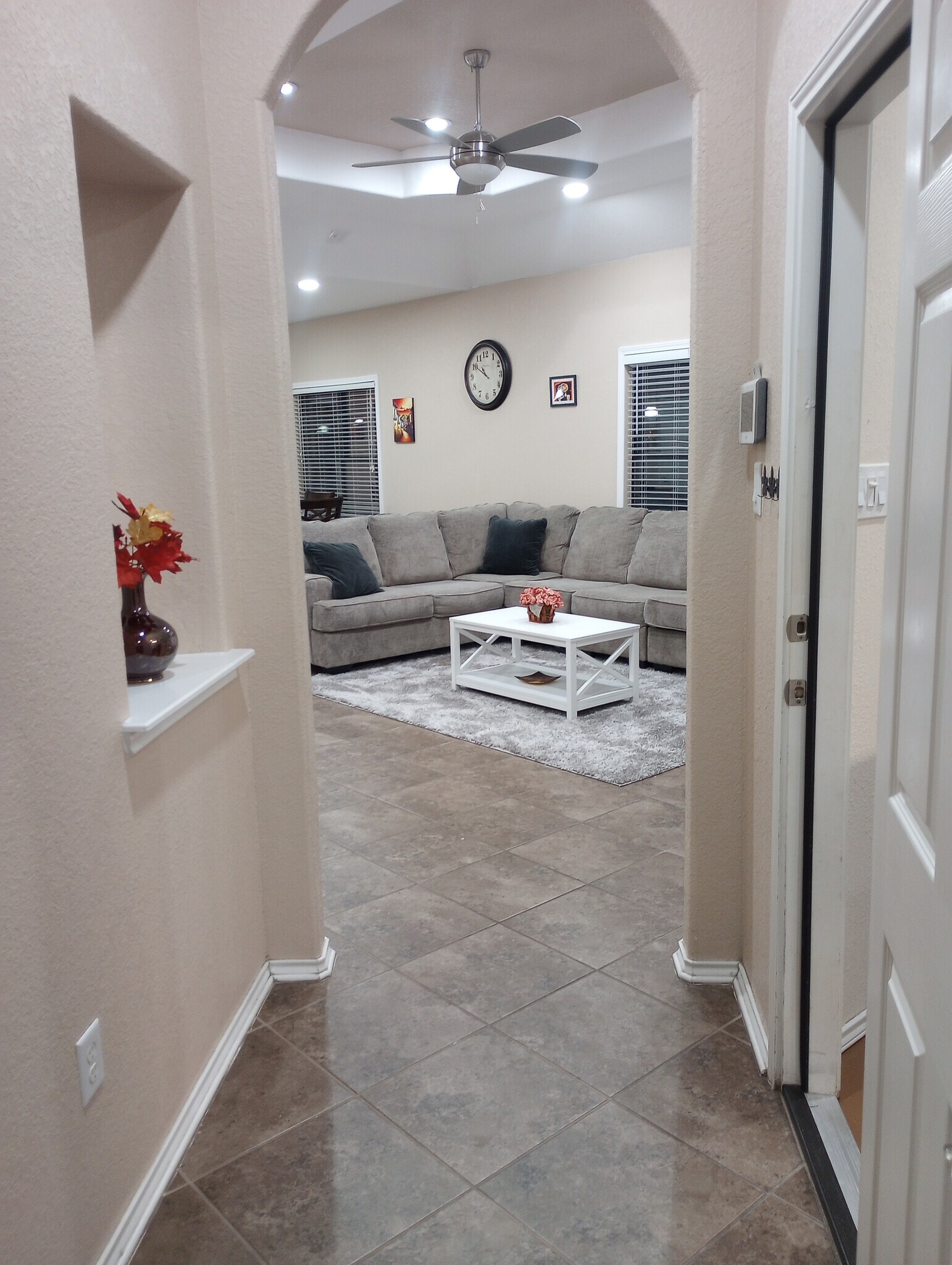 Building Photo - Room in House on Arabian King