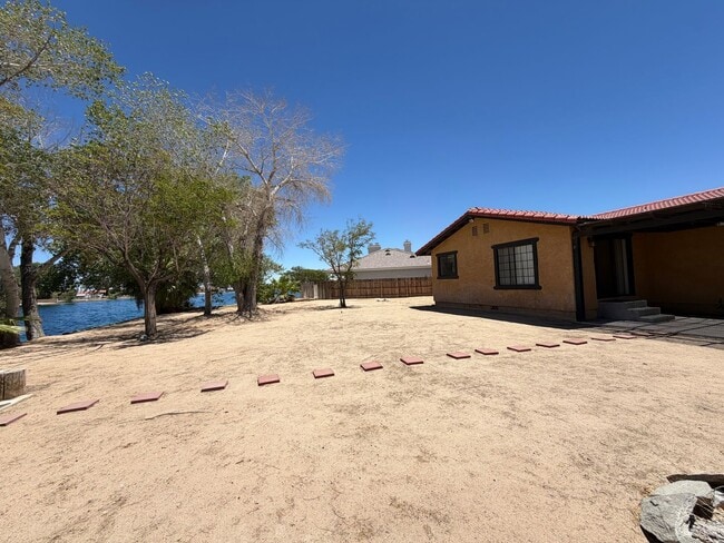 Building Photo - Beautiful 3 Bedroom House Located on Calico Lake