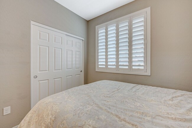 Building Photo - Modern 3 Bedroom Townhouse near Blue Diamond