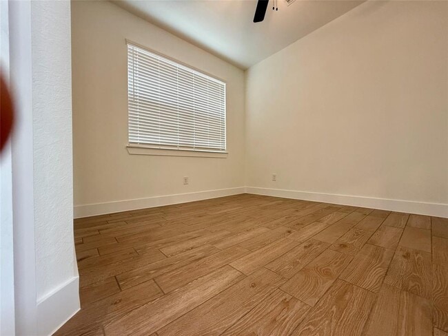 Building Photo - 31015 Myers Hvn Ln