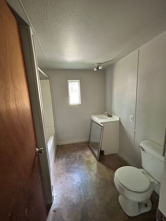 Building Photo - Three bedroom trailer