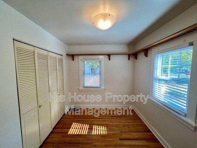 Building Photo - 1405 16th Ave
