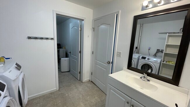 Building Photo - 12 Peregrine Way