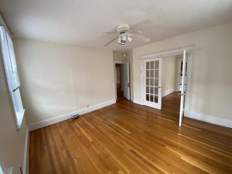 Building Photo - 10 Barrows St