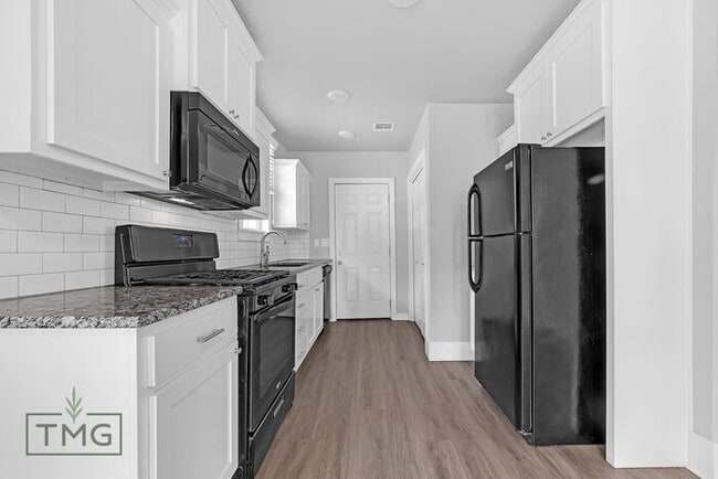 Building Photo - Completely Updated 2 Bed/2 Bath!
