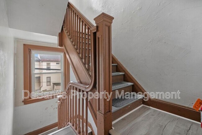 Building Photo - 512 S Millvale Ave