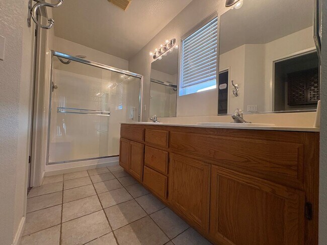 Building Photo - Three Bedroom Galt Home!