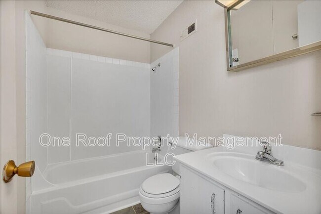 Building Photo - 701 Linwood Dr
