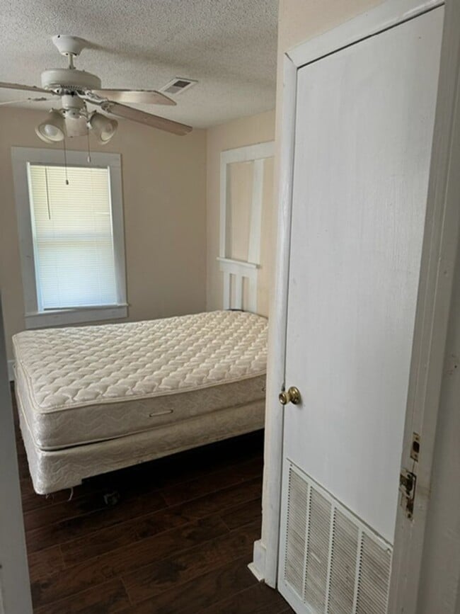 Building Photo - 2 bed/ 1 bath single family home