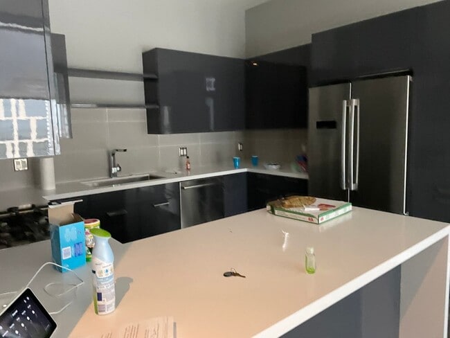 Building Photo - 2 Bed condo in downtown Houston