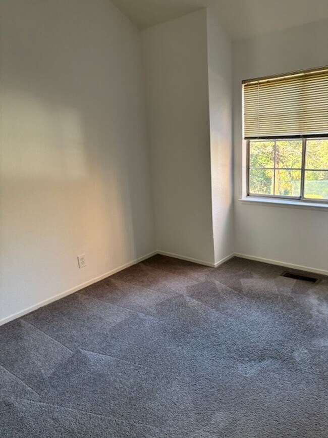 Building Photo - Lovely Pleasanton Townhouse