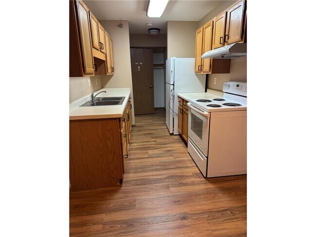 Building Photo - 611 Main St S