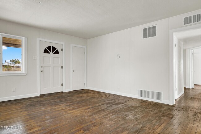 Building Photo - 536 Ben Swain Dr