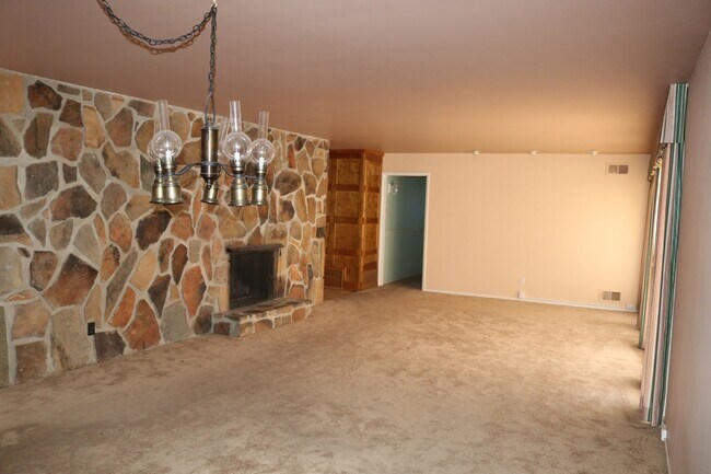 Building Photo - 19275 Symeron Rd