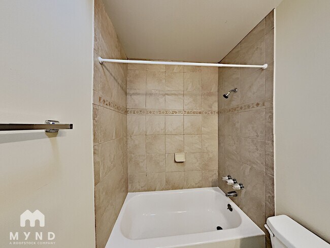 Building Photo - 870 Burbank Dr