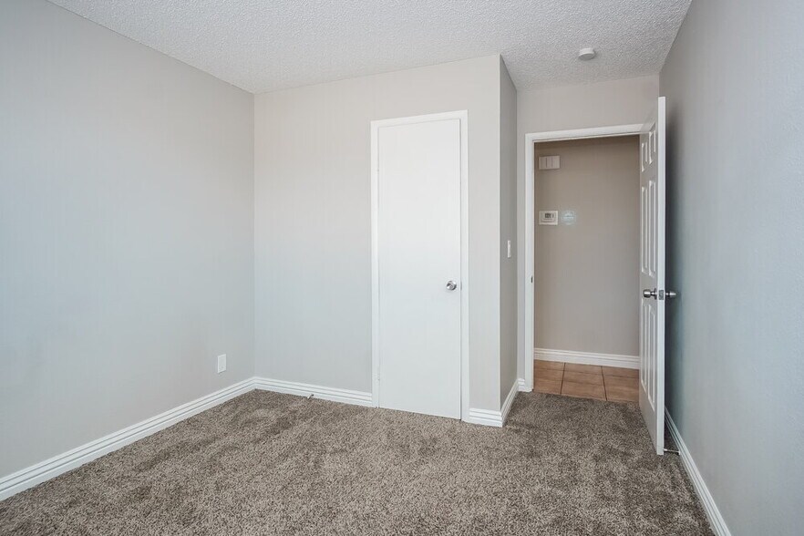 Building Photo - 390 Newbury Ct