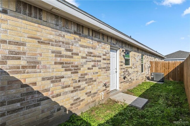 Building Photo - 2809 E Israel Ave