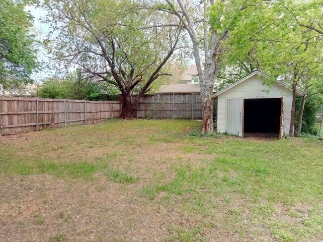 Building Photo - 2 Bedroom 1 bath home