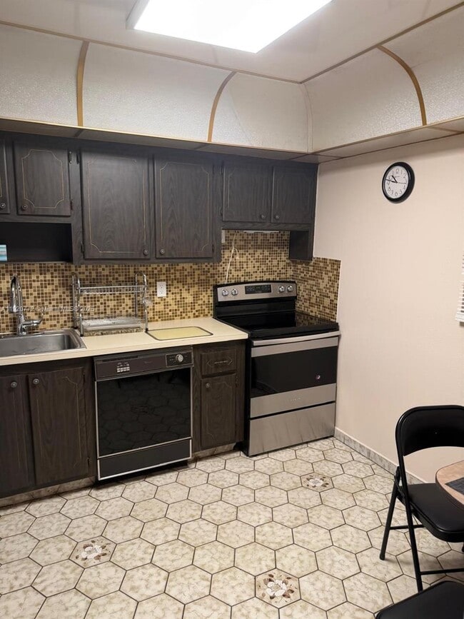 Building Photo - 410 SE 2nd St